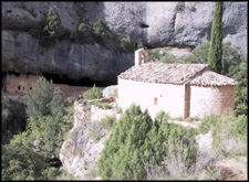 De kapel van St. Bartomeu, met de overhang op de achtergrond