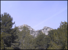 Duidelijk is het zadel te zien tussen de twee bergtoppen