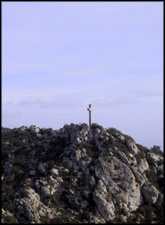 Vanaf Kasteel Montmell zie je het kruis op de andere top.