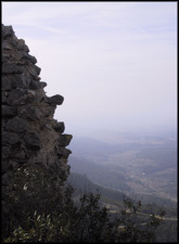 Zicht langs de muren van Kasteel Montmell