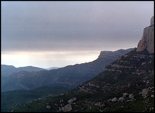 Tijdens het afdalen is goed te zien hoe ver deze muur zich uitstrekt