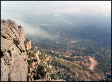 Als de mist wegtrek kun je vanaf de top de Middelandse zee zien liggen