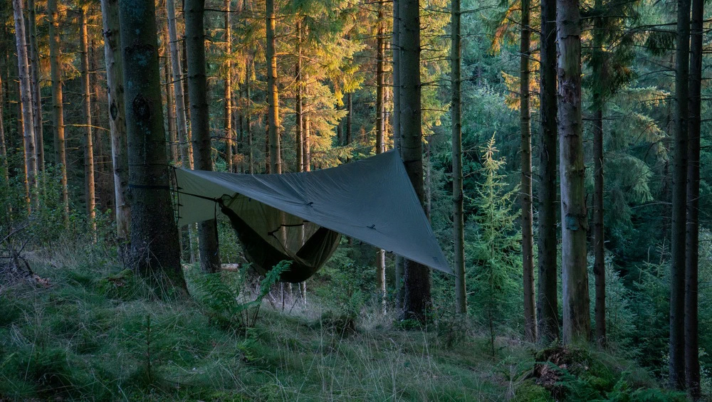 Het gebruiken van een afdekzeil tijdens het hiken