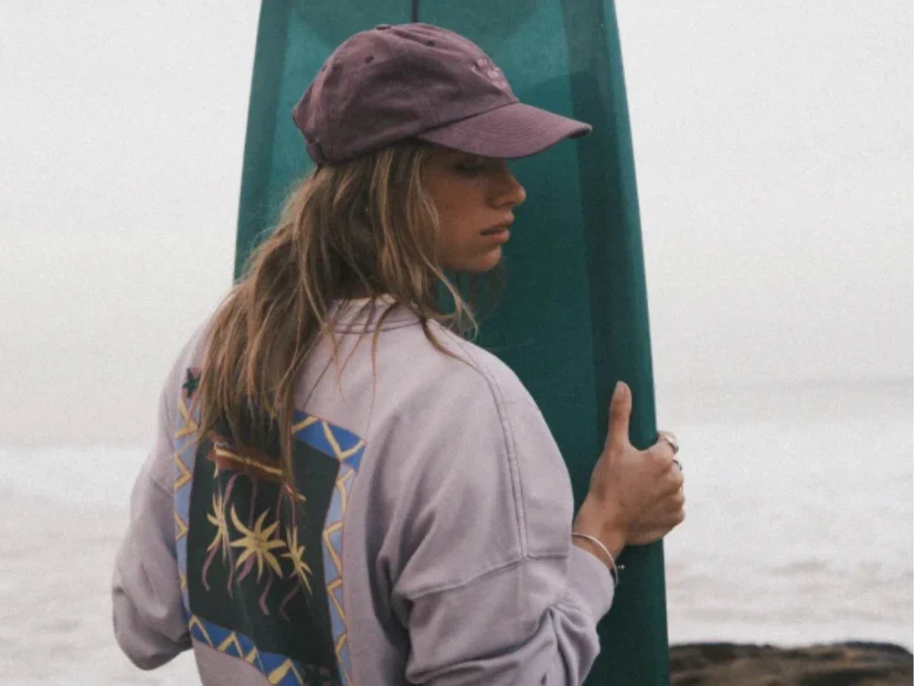 Waarom kiezen voor longsleeve dames van Surf.Inc in moderne streetwear?